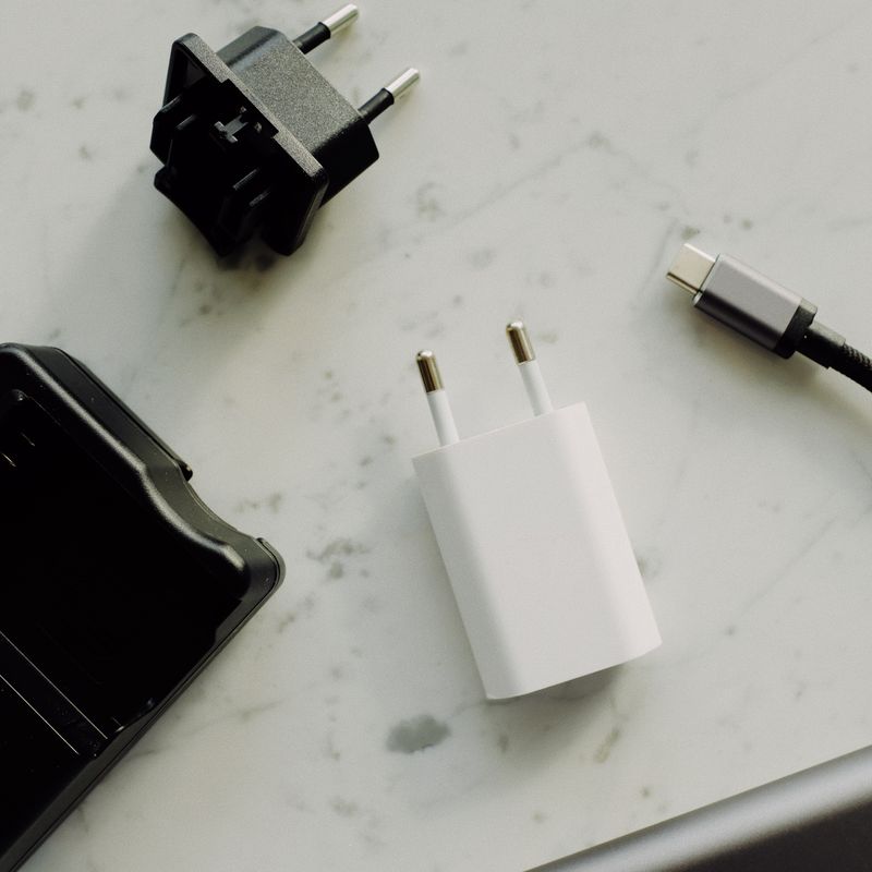 Pengisi daya 20W dua port